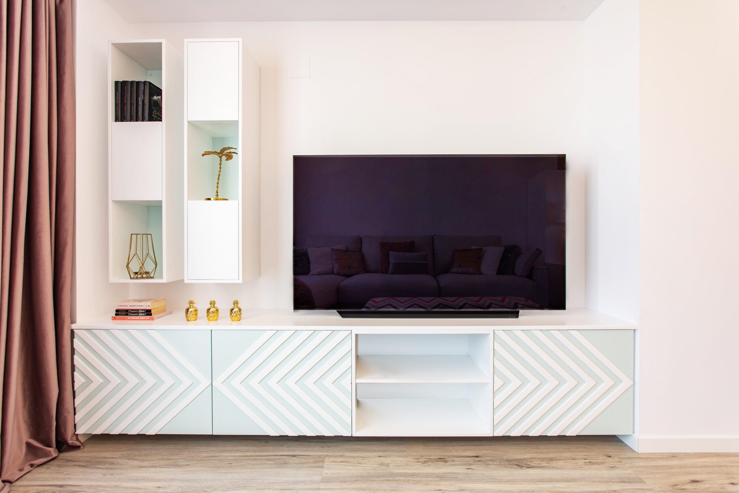 Mueble de televisión con diseño moderno y formas geométricas